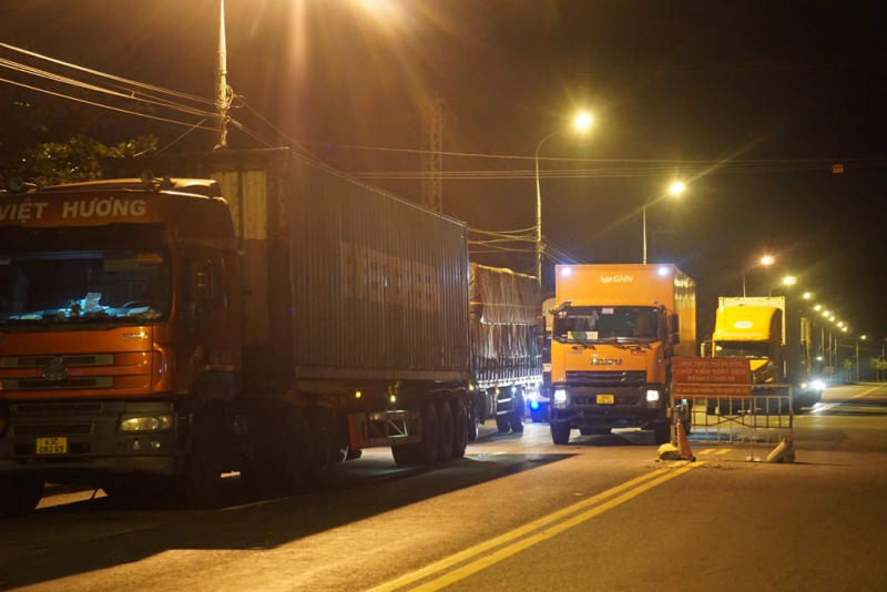 Công an Đà Nẵng xuyên đêm gác chốt, hỗ trợ Y tế test nhanh kháng nguyên SARS-CoV-2 bảo vệ cửa ngõ Đà Nẵng -0