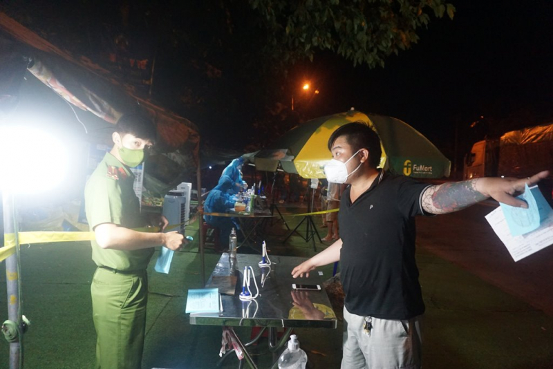 Công an Đà Nẵng xuyên đêm gác chốt, hỗ trợ Y tế test nhanh kháng nguyên SARS-CoV-2 bảo vệ cửa ngõ Đà Nẵng -0