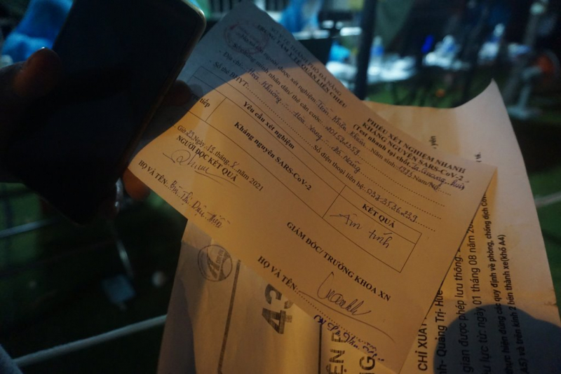 Công an Đà Nẵng xuyên đêm gác chốt, hỗ trợ Y tế test nhanh kháng nguyên SARS-CoV-2 bảo vệ cửa ngõ Đà Nẵng -1