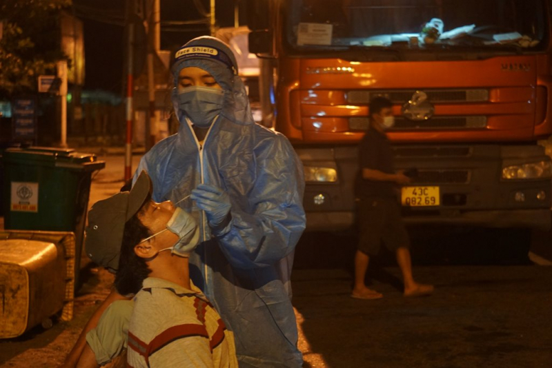 Công an Đà Nẵng xuyên đêm gác chốt, hỗ trợ Y tế test nhanh kháng nguyên SARS-CoV-2 bảo vệ cửa ngõ Đà Nẵng -3