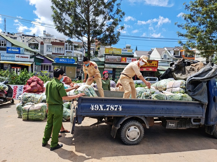 30 tấn rau hỗ trợ Công an TP Thủ Đức, Công an quận 10 -0