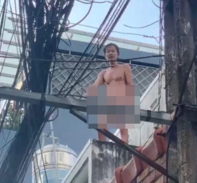 Khống chế đối tượng mắc COVID-19 hành hạ cha mẹ rồi leo lên mái nhà cố thủ -0