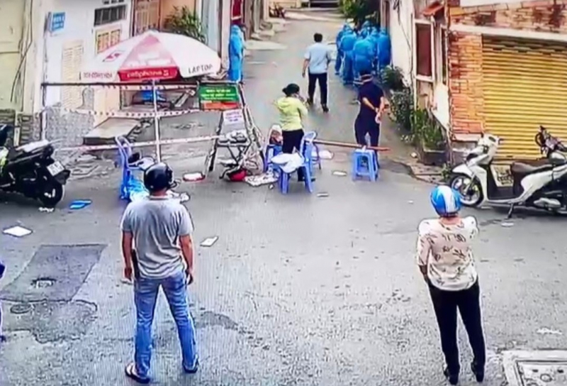 Khống chế đối tượng mắc COVID-19 hành hạ cha mẹ rồi leo lên mái nhà cố thủ -1