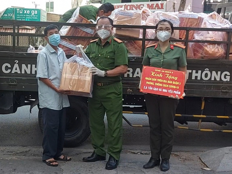 Công an TP Hồ Chí Minh phát gạo, rau... cho người dân giữa mùa dịch  -0