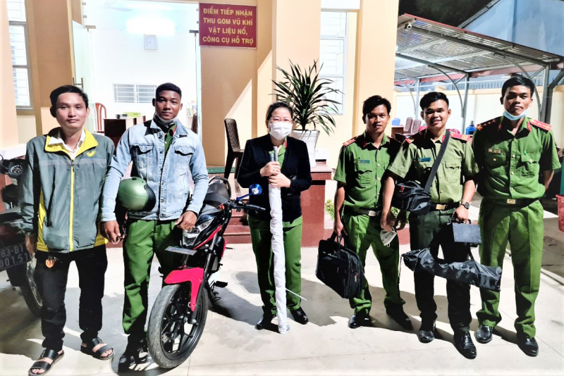 32--- so198---- Nữ Trưởng Công an phường hết lòng phục vụ nhân dân -0