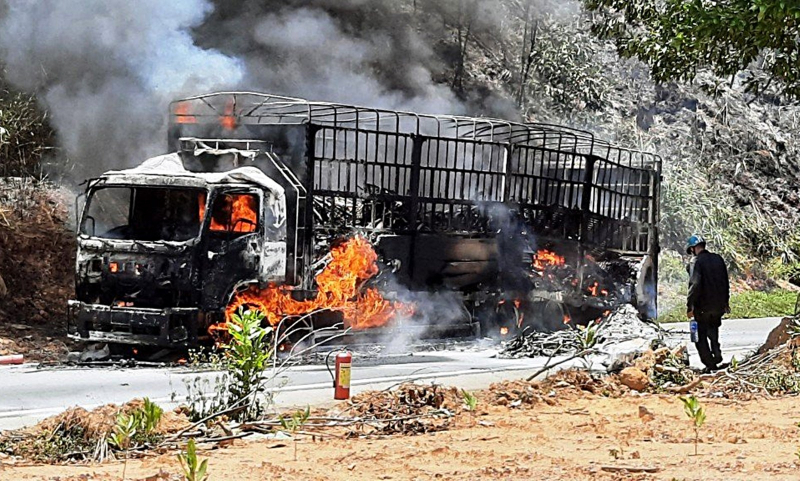 Xe tải đang lưu thông bốc cháy ngùn ngụt trên đường Hồ Chí Minh -0