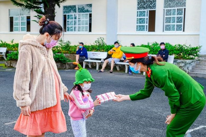 Đưa phụ nữ mang thai từ vùng dịch về địa phương sinh con -0