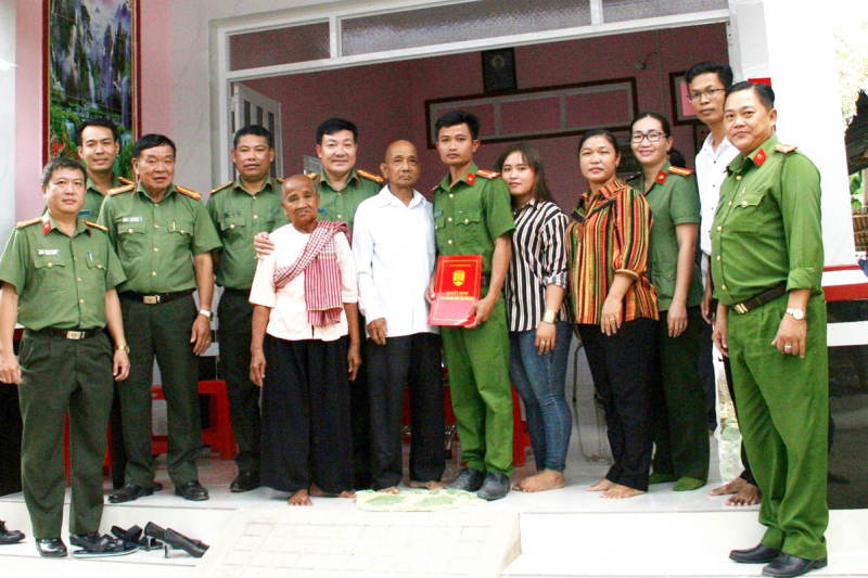 31---so 198 ----Những ngôi nhà thắm tình đồng đội ở biên giới Tây Nam -0