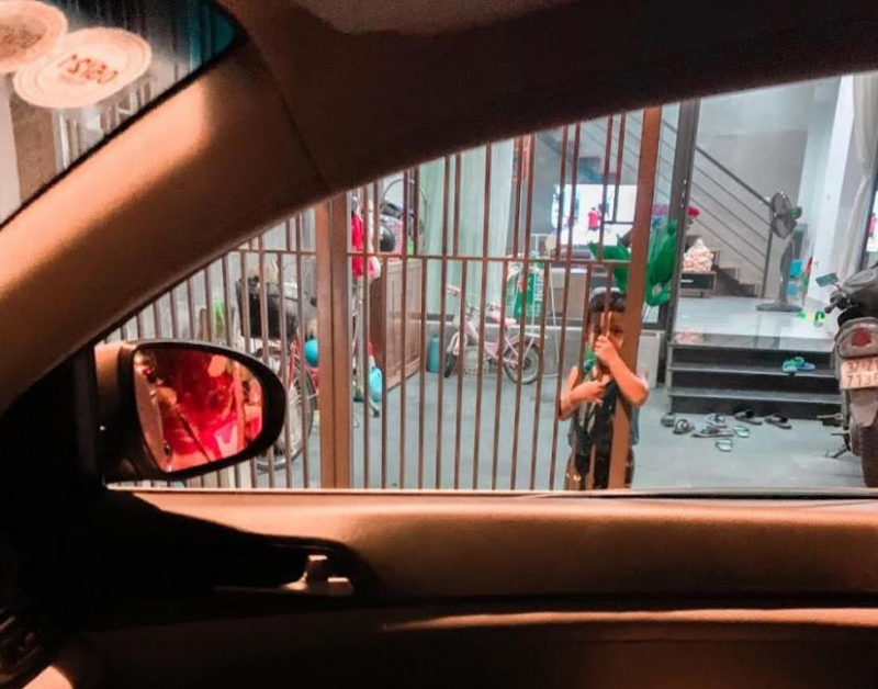 Xúc động khoảnh khắc nữ Công an trực chốt qua nhà ngắm con -0