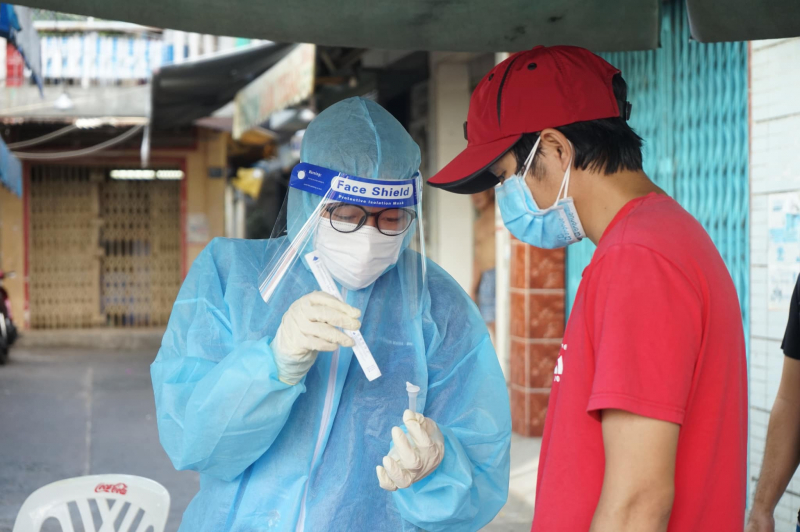 Người dân TP Hồ Chí Minh được hướng dẫn tự lấy mẫu xét nghiệm COVID-19 tại nhà - Báo Công an nhân dân điện tử