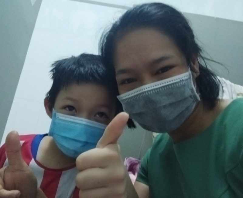 Nữ điều dưỡng F0 kiêm “bảo mẫu” cho 3 em nhỏ trong khu điều trị COVID-19 -0
