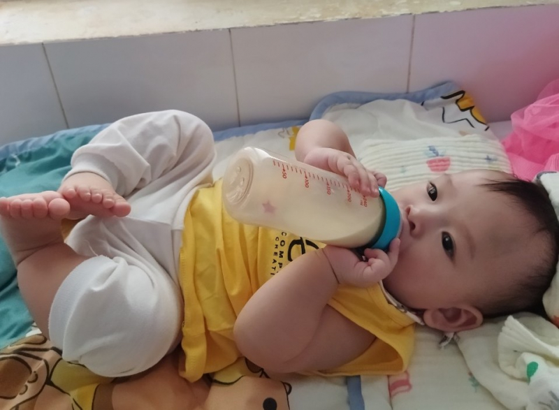 Nữ điều dưỡng F0 kiêm “bảo mẫu” cho 3 em nhỏ trong khu điều trị COVID-19 -0