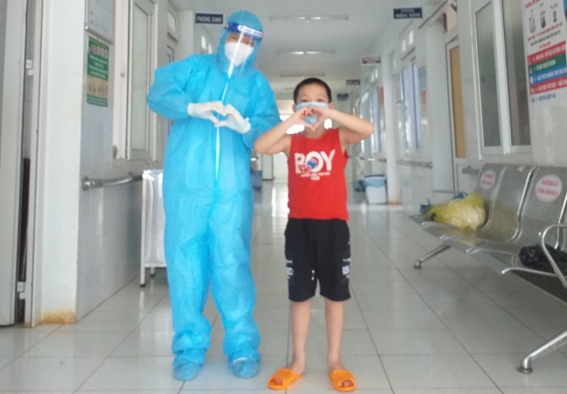 Nữ điều dưỡng F0 kiêm “bảo mẫu” cho 3 em nhỏ trong khu điều trị COVID-19 -0