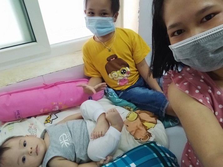 Nữ điều dưỡng F0 kiêm “bảo mẫu” cho 3 em nhỏ trong khu điều trị COVID-19 -1