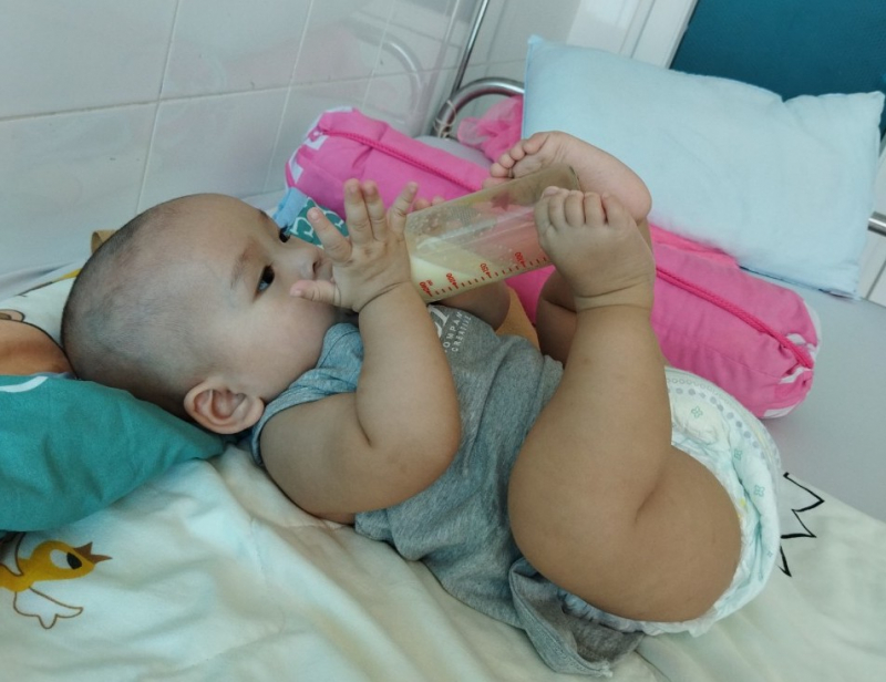 Nữ điều dưỡng F0 kiêm “bảo mẫu” cho 3 em nhỏ trong khu điều trị COVID-19 -1