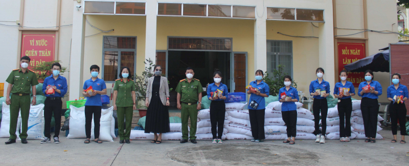 Công an phường đông dân nhất nước huy động, trao hơn 10 tấn lương thực, thực phẩm  -0