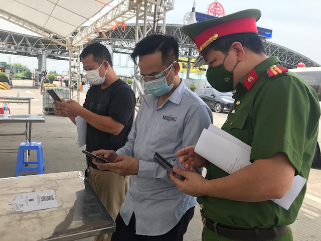 Xe vận tải “luồng xanh” phía Nam phải khai báo y tế qua hệ thống phần mềm khi qua các chốt  -0