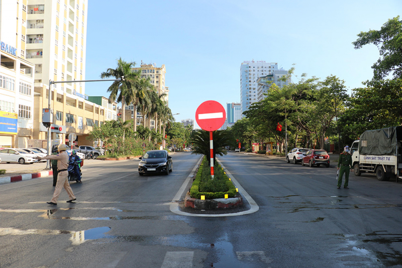 Hàng trăm CBCS Công an căng mình trực chốt trên TP Vinh -0