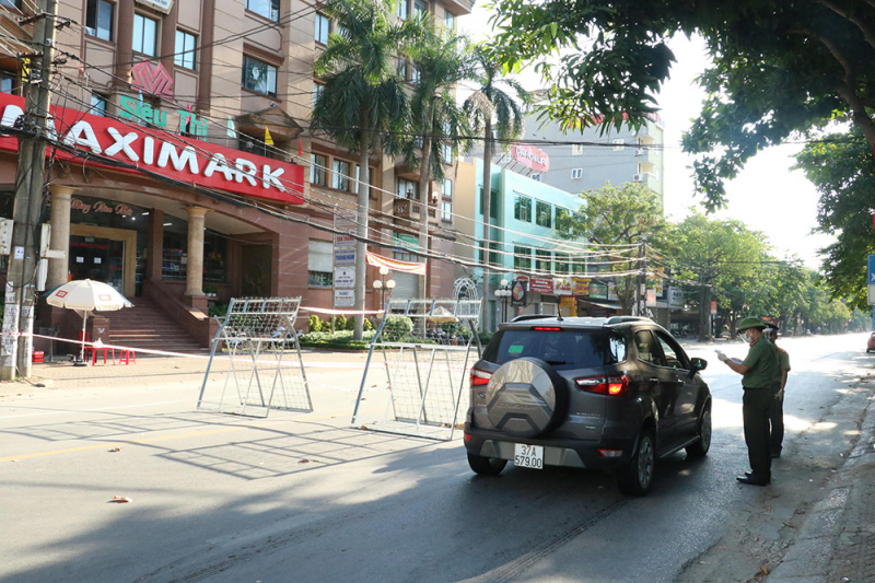 Hàng trăm CBCS Công an căng mình trực chốt trên TP Vinh -1