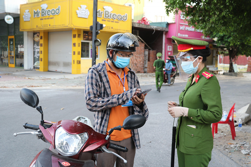 Hàng trăm CBCS Công an căng mình trực chốt trên TP Vinh -3