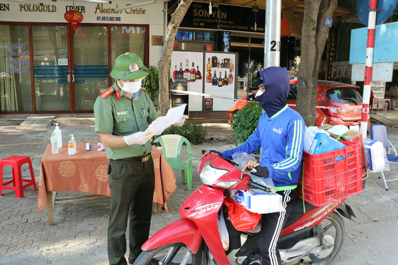Hàng trăm CBCS Công an căng mình trực chốt trên TP Vinh -4