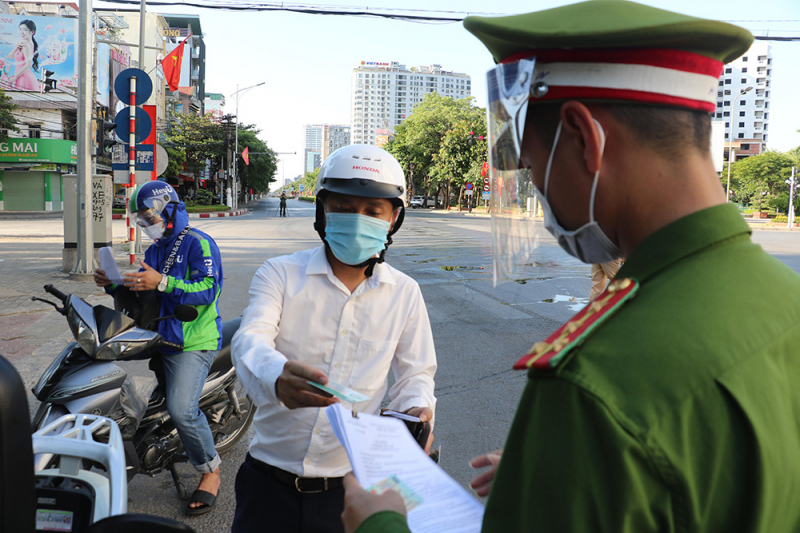 Hàng trăm CBCS Công an căng mình trực chốt trên TP Vinh -5
