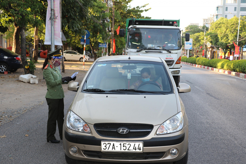 Hàng trăm CBCS Công an căng mình trực chốt trên TP Vinh -6