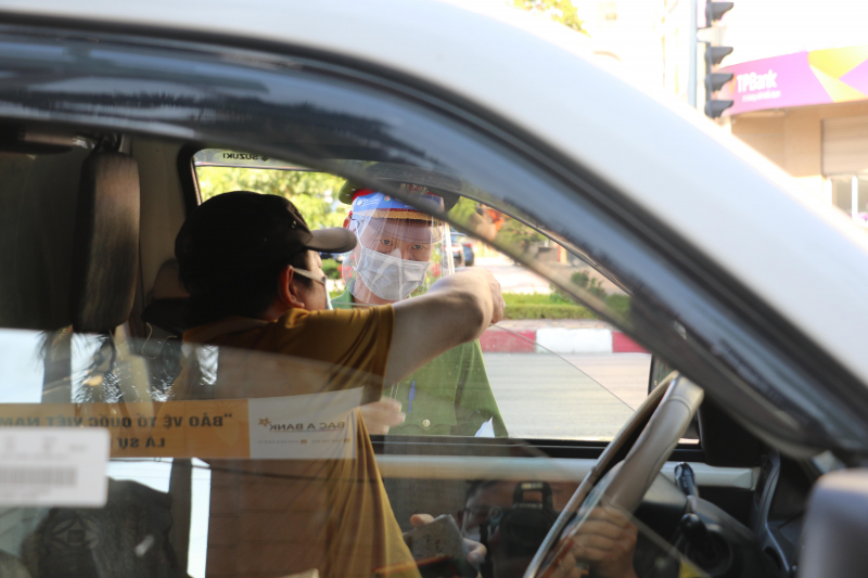 Hàng trăm CBCS Công an căng mình trực chốt trên TP Vinh -7