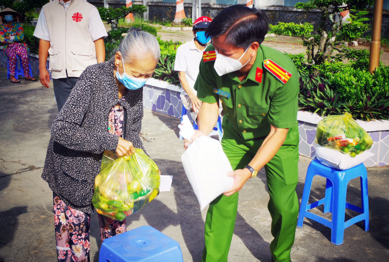 “Phiên chợ 0 đồng” chia sẻ khó khăn với người dân trên quê hương Bác Tôn -0