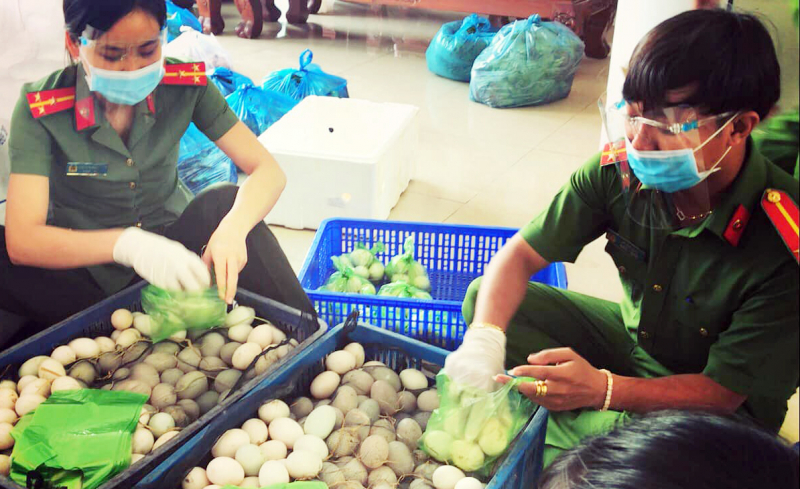 “Phiên chợ 0 đồng” chia sẻ khó khăn với người dân trên quê hương Bác Tôn -0