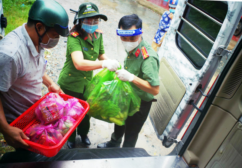 “Phiên chợ 0 đồng” chia sẻ khó khăn với người dân trên quê hương Bác Tôn -0