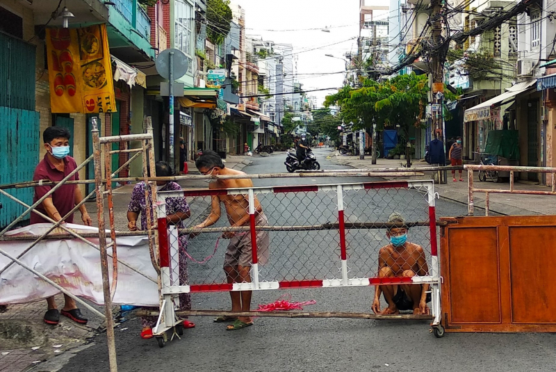 Ngày đầu Công an, quân đội tại TP Hồ Chí Minh xiết chặt giãn cách xã hội -0