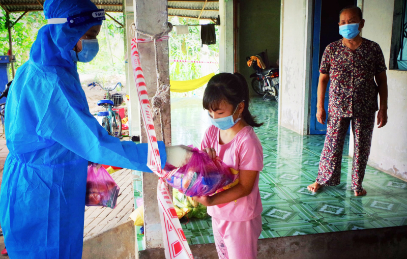 “Phiên chợ 0 đồng” chia sẻ khó khăn với người dân trên quê hương Bác Tôn -0