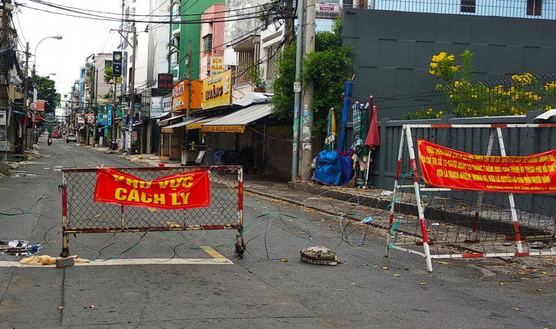Ngày đầu Công an, quân đội tại TP Hồ Chí Minh xiết chặt giãn cách xã hội -3