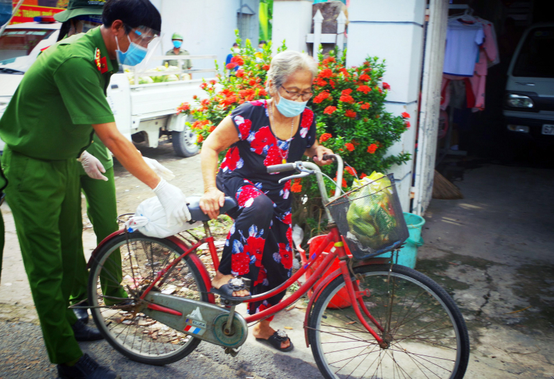 “Phiên chợ 0 đồng” chia sẻ khó khăn với người dân trên quê hương Bác Tôn -0
