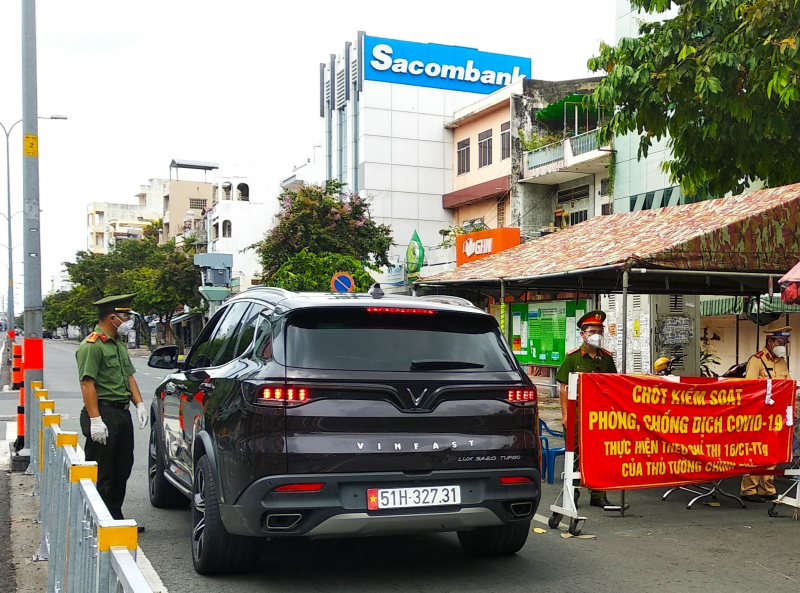 Ngày đầu Công an, quân đội tại TP Hồ Chí Minh xiết chặt giãn cách xã hội -1