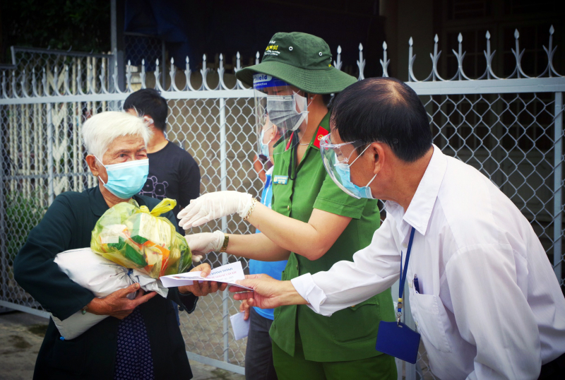 “Phiên chợ 0 đồng” chia sẻ khó khăn với người dân trên quê hương Bác Tôn -1