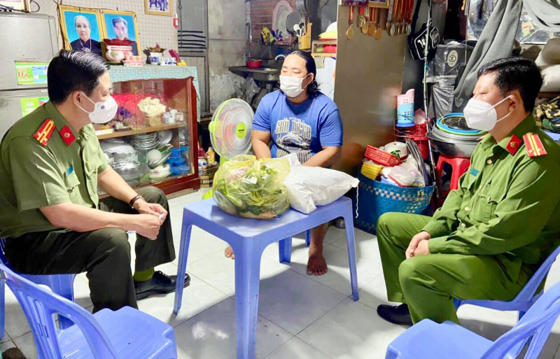 “Phiên chợ 0 đồng” chia sẻ khó khăn với người dân trên quê hương Bác Tôn -0