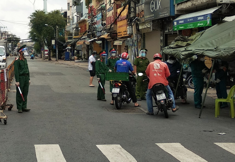 Ngày đầu Công an, quân đội tại TP Hồ Chí Minh xiết chặt giãn cách xã hội -2