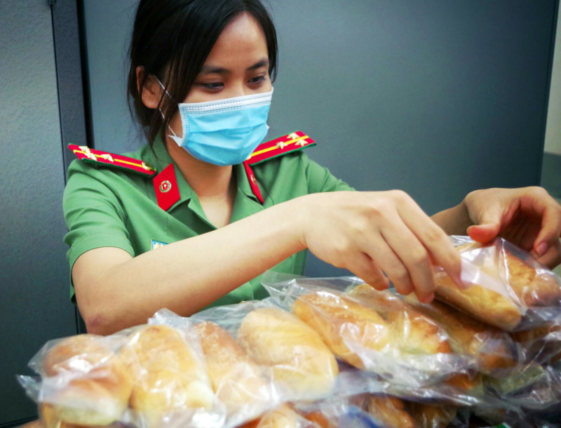 “Phiên chợ 0 đồng” chia sẻ khó khăn với người dân trên quê hương Bác Tôn -1