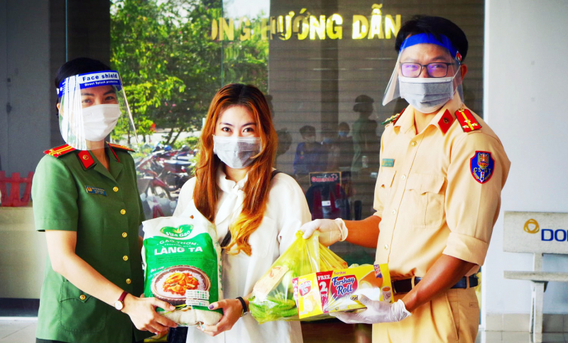 “Phiên chợ 0 đồng” chia sẻ khó khăn với người dân trên quê hương Bác Tôn -1