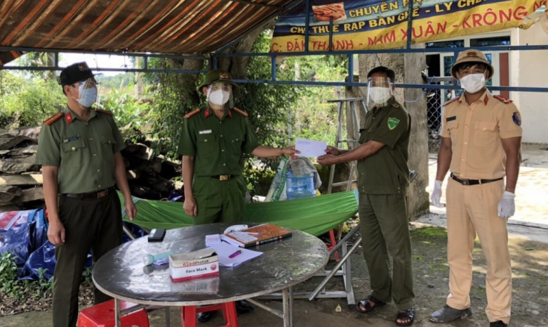 hình 4 trao tặng quà.jpg -0