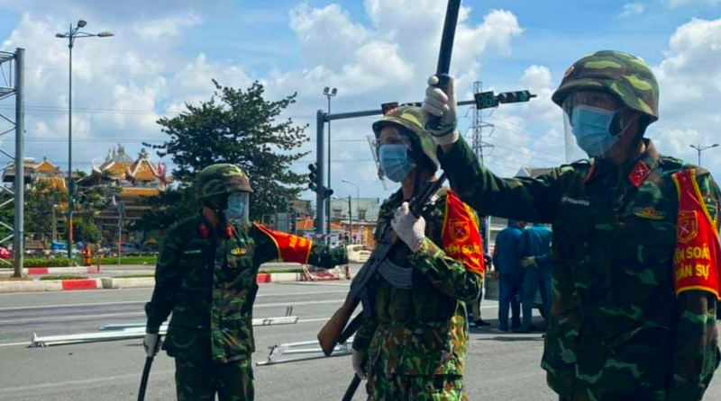 Ngày đầu Công an, quân đội tại TP Hồ Chí Minh xiết chặt giãn cách xã hội -2