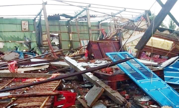Lốc xoáy tại Bến Tre làm sập và tốc mái 82 căn nhà -1
