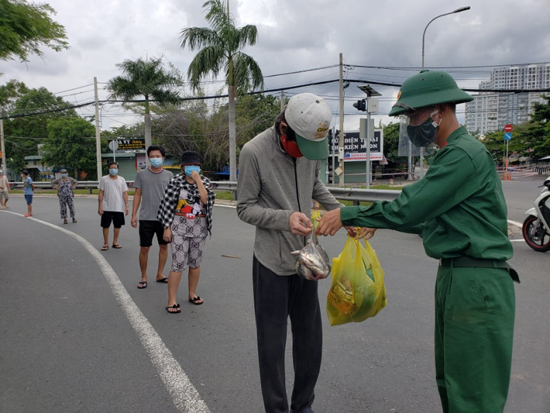 Tặng nhu yếu phẩm cho người dân ngày đầu siết chặt giản cách -0