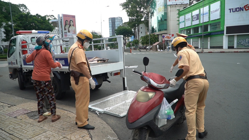 Ngày đầu Công an, quân đội tại TP Hồ Chí Minh xiết chặt giãn cách xã hội -1