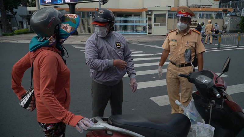 Ngày đầu Công an, quân đội tại TP Hồ Chí Minh xiết chặt giãn cách xã hội -2