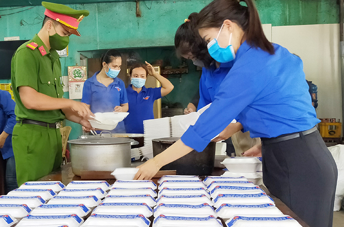 Công an phối hợp nấu cơm hỗ trợ người dân cách ly -0