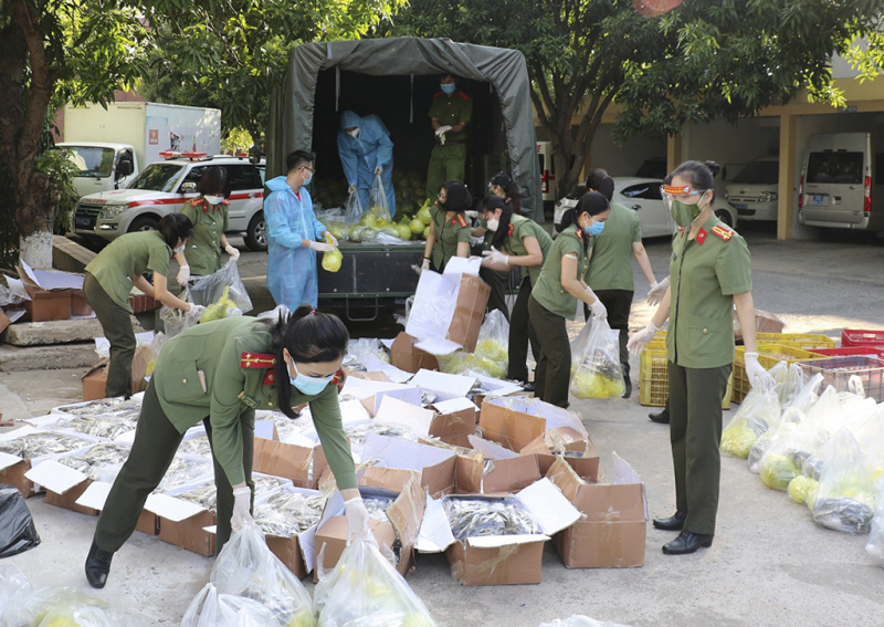 Công an Nghệ An hỗ trợ lương thực thực phẩm cho người dân -0