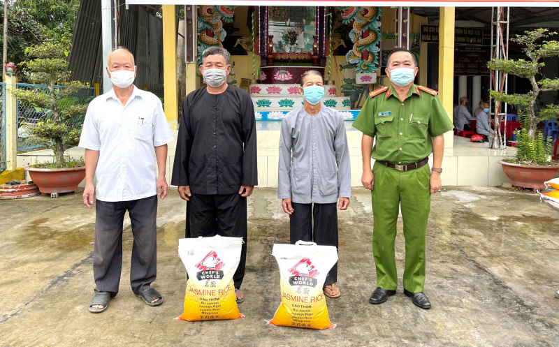 Công an tỉnh An Giang tiếp tục trao tặng 200 tấn gạo, 47 tấn cá, rau củ hỗ trợ người dân khó khăn -0